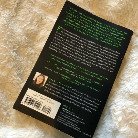 Gillian Flynn Sharp Objects Used Book - Picture 2 of 2